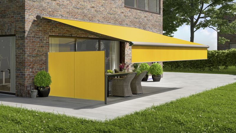 markilux-790-brick-house-with-yellow-side-screen